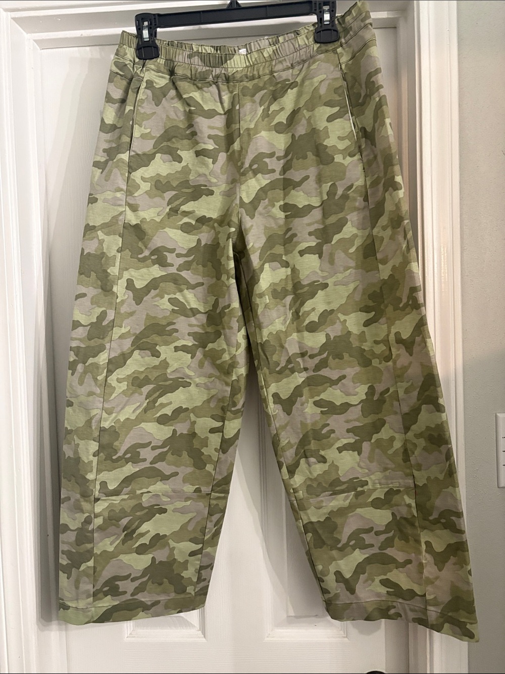 eesome Green Camo barrel style pant